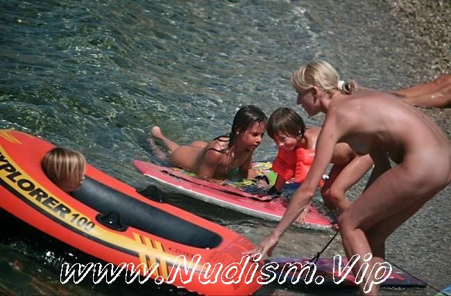 [Image: 1454280808_family-nudism-fkk-beach-profi...nudism.jpg]