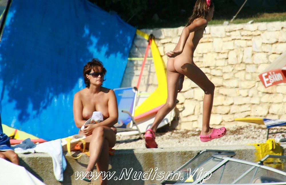 [Image: Bright-Day-Sun-Tanning-Purenudism-Images-1.jpg]