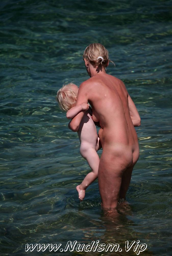 [Image: Introducing-Baby-to-Water-Pure-Nudism-Photos-3.jpg]