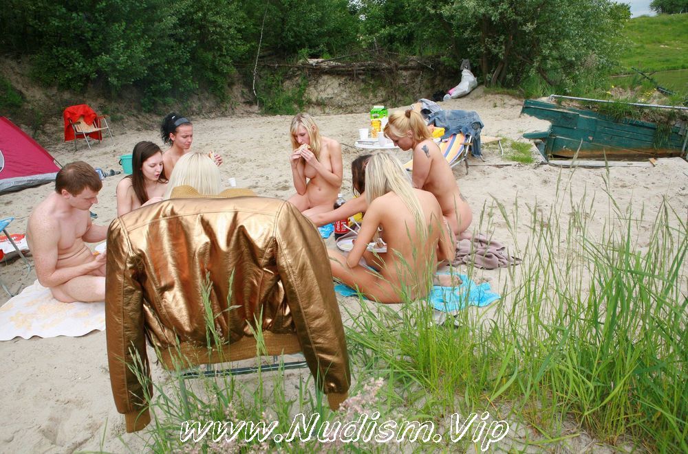 [Image: Lakeside-Picnic-For-All-Pure-Nudism-Pics-2.jpg]