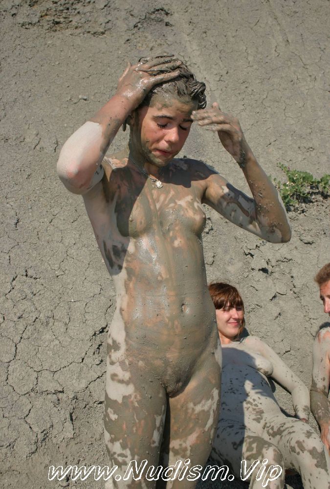 [Image: Mud-Sand-Family-Groups-Pure-Nudism-Pics-2.jpg]