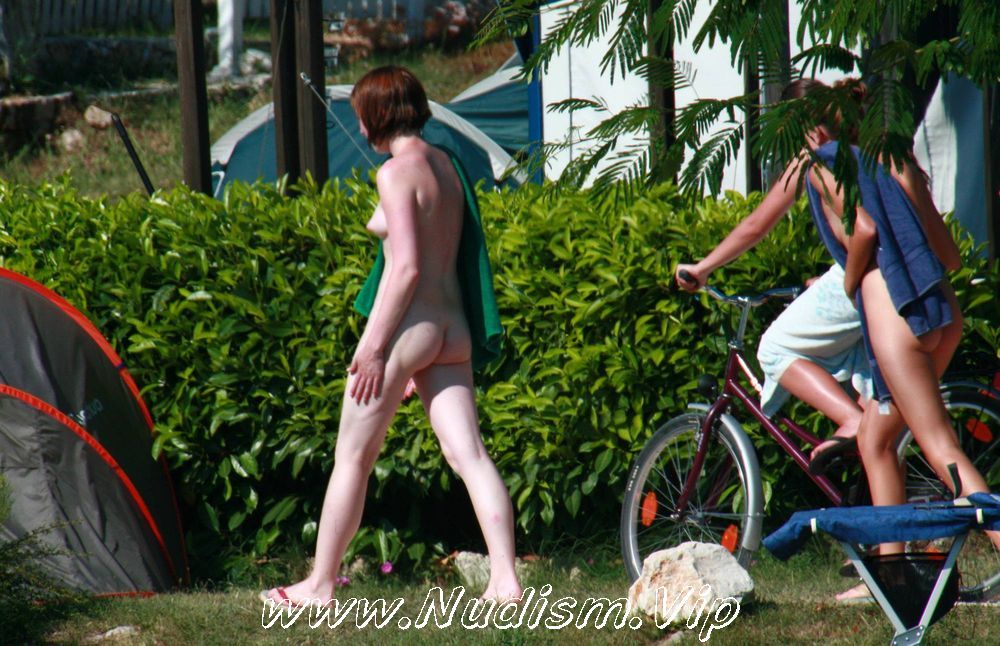 [Image: Nude-Duet-Next-to-the-Wall-Purenudism-Photos-2.jpg]