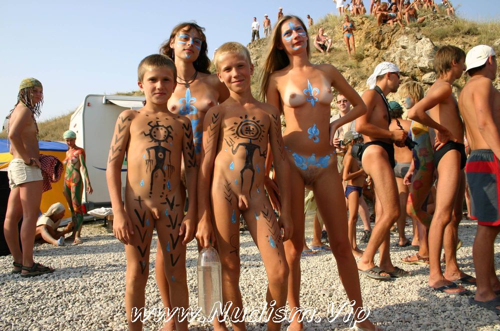 [Image: Pure-Nudism-Images-Three-Bodypaint-Starlets-2.jpg]