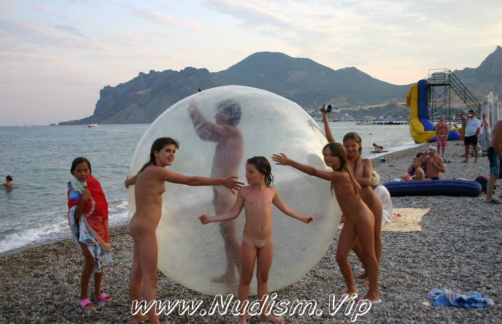 [Image: Pure-Nudism-Images-Walk-on-the-Beach-Balloon-2.jpg]