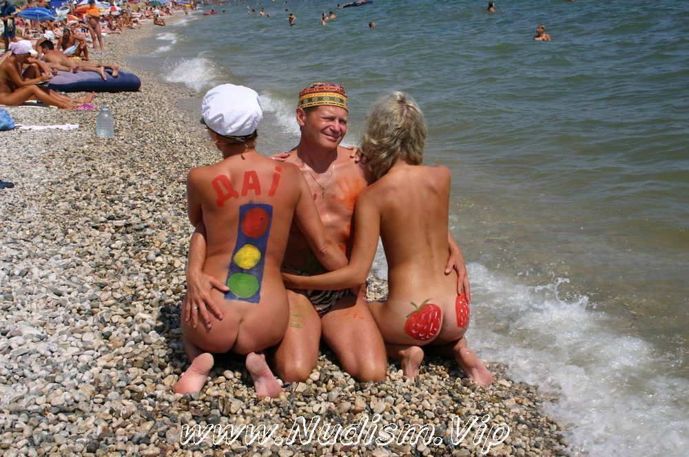[Image: Pure-Nudism-Photos-Bold-Outdoor-Nude-Poses-1.jpg]