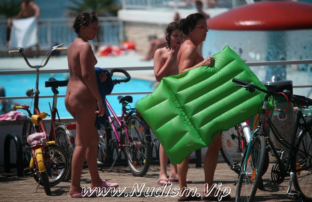 [Image: Pure-Nudism-Photos-Outdoor-Pool-Sideliners-1.jpg]