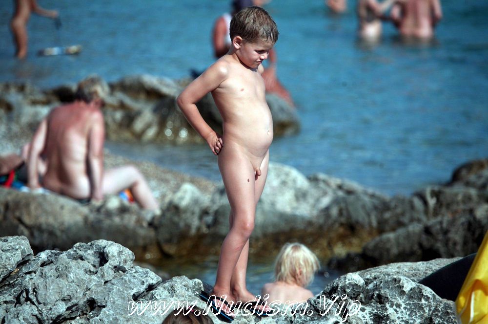 [Image: Pure-Nudism-Pics-Passing-Through-Shores-2.jpg]