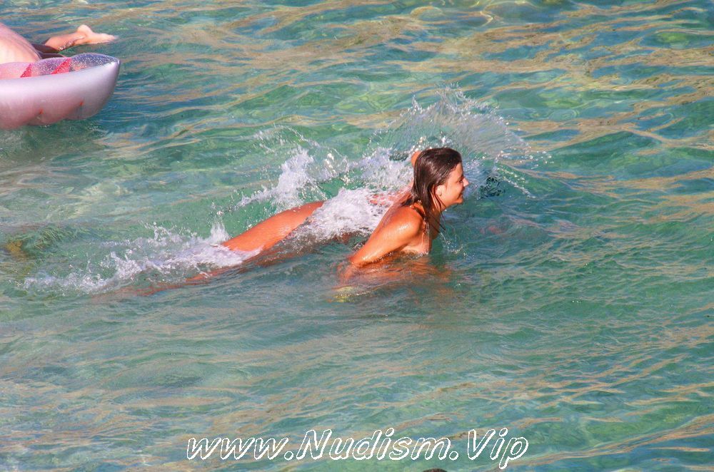 [Image: Ula-FKK-Teen-Shore-Run-Purenudism-Pics-2.jpg]